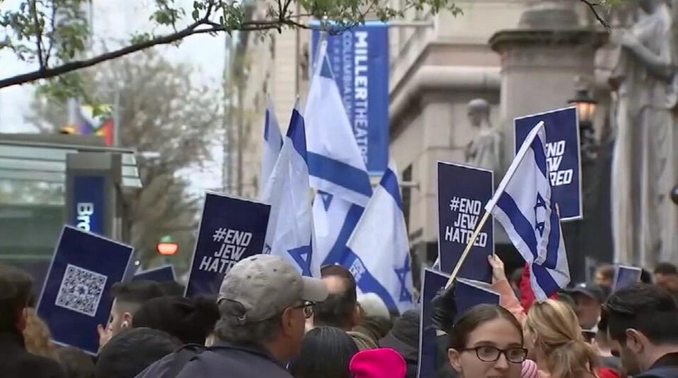 PHOTO: Pro-Palestinian and pro-Israel protesters demonstrate at Columbia University on April 18, 2024. (WABC)