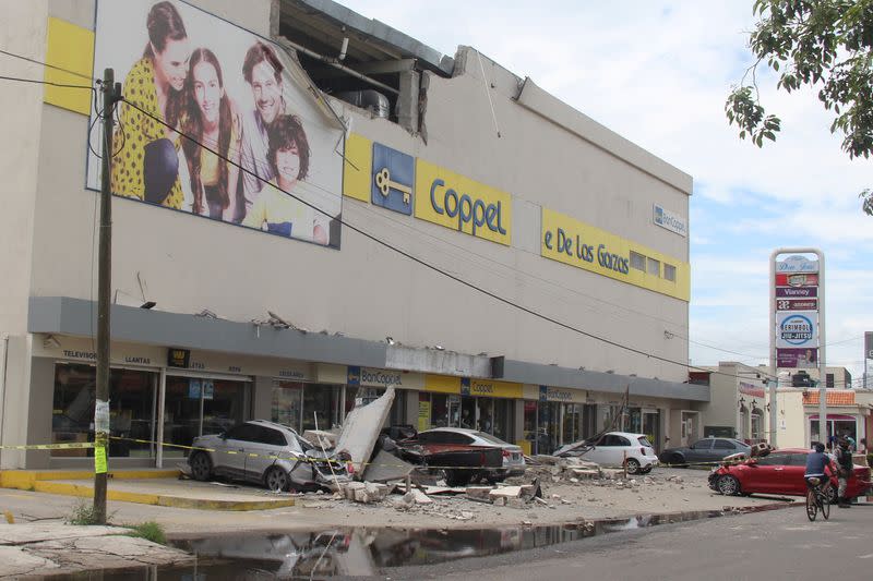 Powerful quake damages Mexican department store's facade