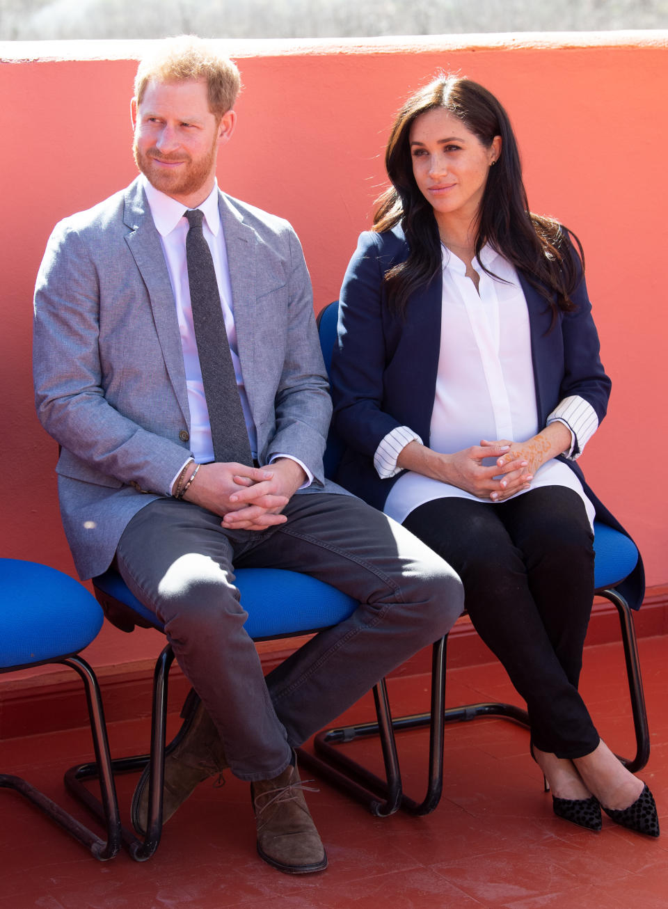 <p>Den eleganten Blazer-Look “recycelte” sie für eine Ordensverleihung am selben Tag im marokkanischen Asni. Statt des dunklen Oberteils trug Meghan hier eine weiße Tunikabluse, die locker über ihren Schwangerschaftsbauch fiel. (Bild: WENN) </p>