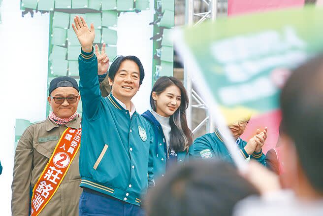 民進黨總統候選人賴清德24日批對手柯文哲是破壞土地、炒地皮又不願意認錯的人，直指柯「一塊地剝四層皮」，把責任丟給政府。（鄧博仁攝）