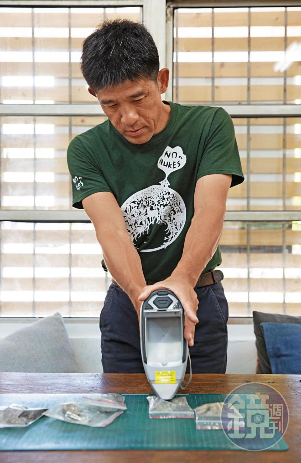 台南市社區大學環境小組成員晁瑞光以X光重金屬檢測儀，驗出土壤樣本內的銅濃度嚴重超標。