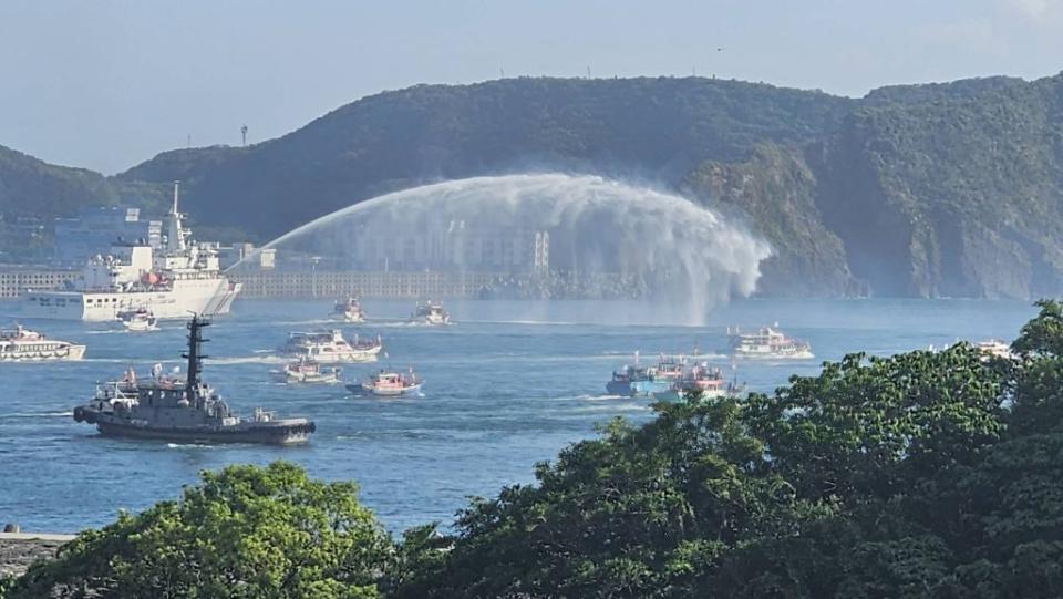 海巡艦艇以噴水方式為百艘媽祖海巡漁船祝福。（記者張正量攝）