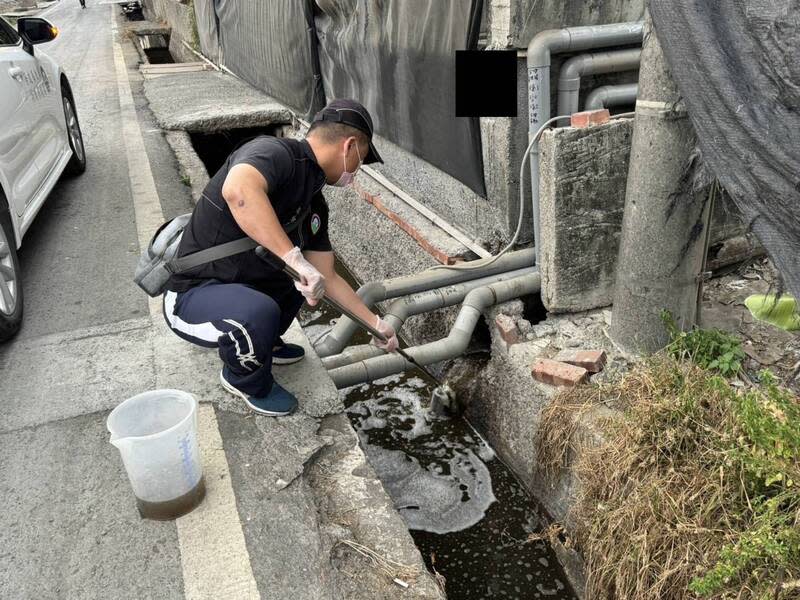 屏東畜牧臭氣及廢水陳情增  縣府加強稽查 屏東縣環保局近期接獲民眾陳情畜牧惡臭及廢水案件 頻率增加，環保局也加強稽查力道。圖為稽查人員發 現有畜牧場放流水水色不佳，立即執行水樣採集作 業。 （屏東縣政府提供） 中央社記者李卉婷傳真  113年3月6日 