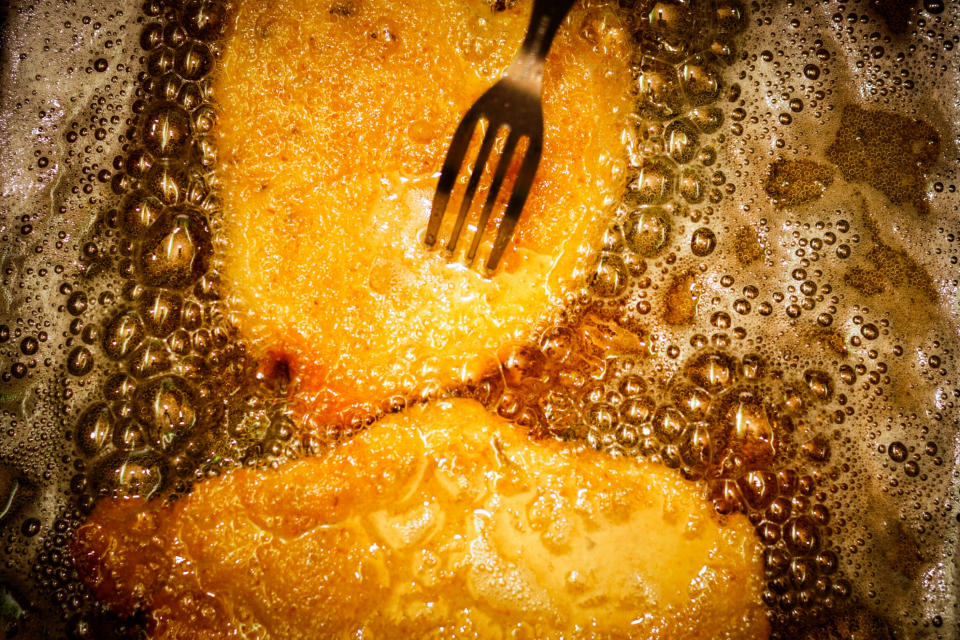 高溫油炸食物恐破壞不沾鍋塗層，釋放有害物質。（圖／Getty Images）