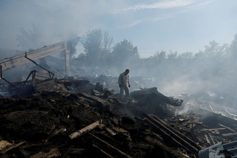Ucraniano permanece en un mercado mayorista destruído tras ataque de Rusia en Kramatorsk