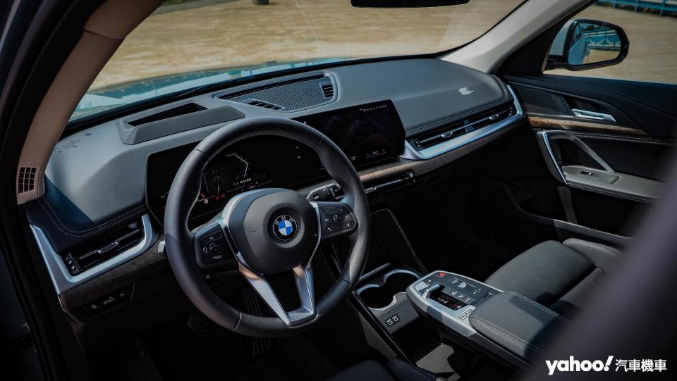 雖說雙螢幕拼接，但BMW呈現的細膩感確實更加到位。