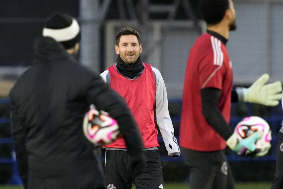 Lionel Messi del Inter Miami sonríe durante la sesión de entrenamiento de su equipo en Chiba, cerca de Tokio el 6 de febrero del 2024. (AP Goto/Eugene Hoshiko)