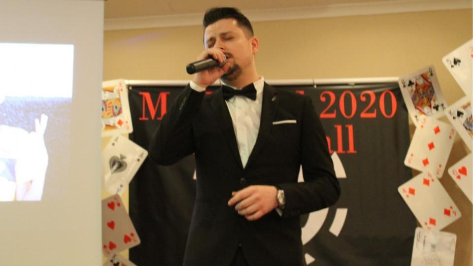 Isle of Wight County Press: Alexandru Manciu beim Bond Ball von MAD-Aid im Jahr 2020