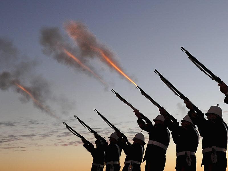 Salutschüsse zum Gedenken an die vielen tausend Gefallenen. Militärisch war das Landeunternehmen der Alliierten ein Desaster. Foto: Matt Roberts