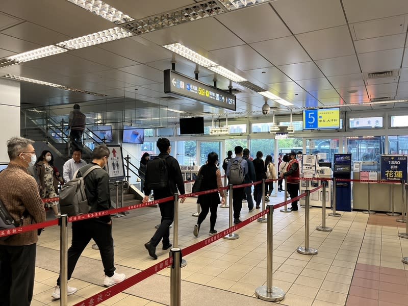 捷運環狀線分段營運  接駁車疏運旅客 捷運環狀線分段營運，搭配接駁車疏運旅客，經8日 民眾抱怨擠不上接駁車後，新北市交通局緊急調整， 9日上班時間板橋站動線順暢許多，也有專人指引。 中央社記者高華謙攝  113年4月9日 