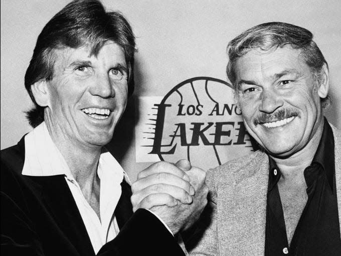 Jerry Buss al comprar los Ángeles Lakers
