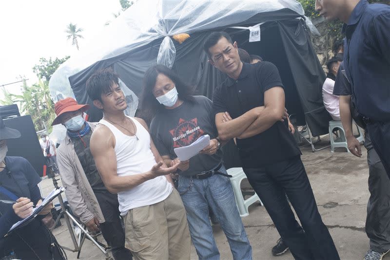 郭富城（左起）導演邱禮濤及古天樂在《掃毒3：人在天涯》片場研究劇情。（圖／華映娛樂提供）