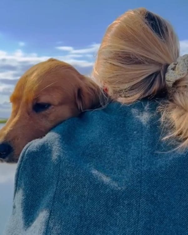 Alizée Thevenet abrazada a su perro