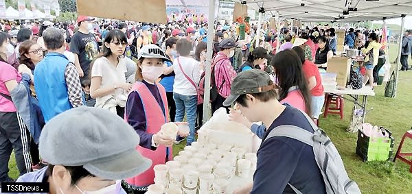 「一一○年全國新住民健行暨嘉年華」於潮境公園熱鬧登場，共有來自各縣市新住民及民眾四千多人參與，現場提供三十攤的各國美食，吸引民眾都大排長龍品嚐。（記者王世明攝）