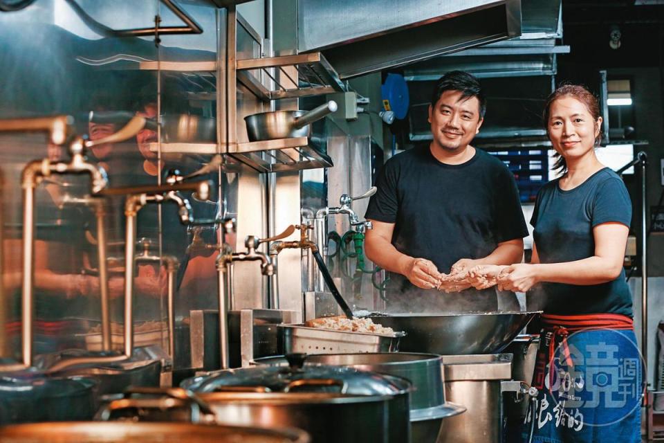 林佳宏（左）和太太莊雅惠（右）選用豬胛心肉與後腿肉製成肉羹條，吃得到扎實口感。