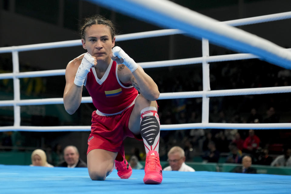 La colombiana Yeni Arias celebra tras derrotar a la brasileña Tatiana De Jesús en la final de la división de 54 kg del boxeo femenino de los Juegos Panamericanos en Santiago, Chile, el viernes 27 de octubre de 2023. (AP Foto/Martín Mejía)