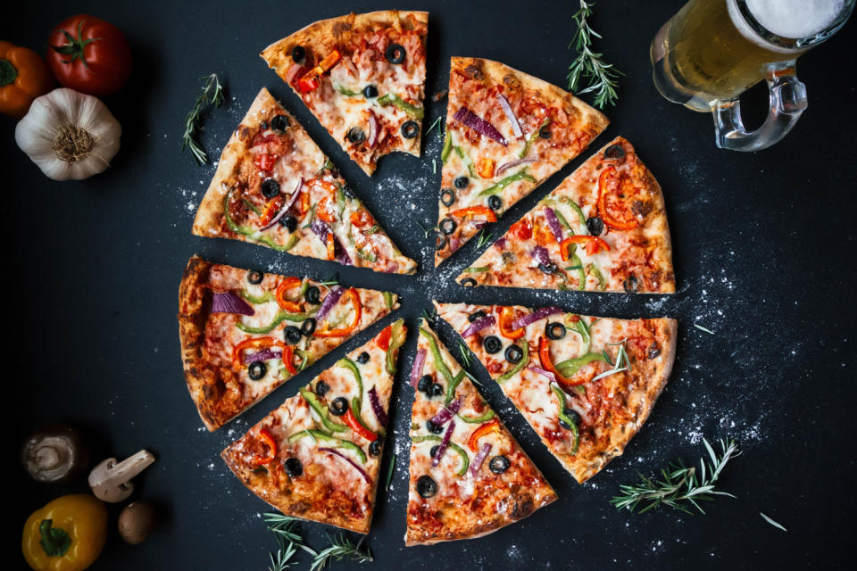 Pizza hat das Potenzial zum Lieblingsessen – und wer die Abwechslung mag, kann zu einfachen Alternativen greifen. (Bild: Getty Images)