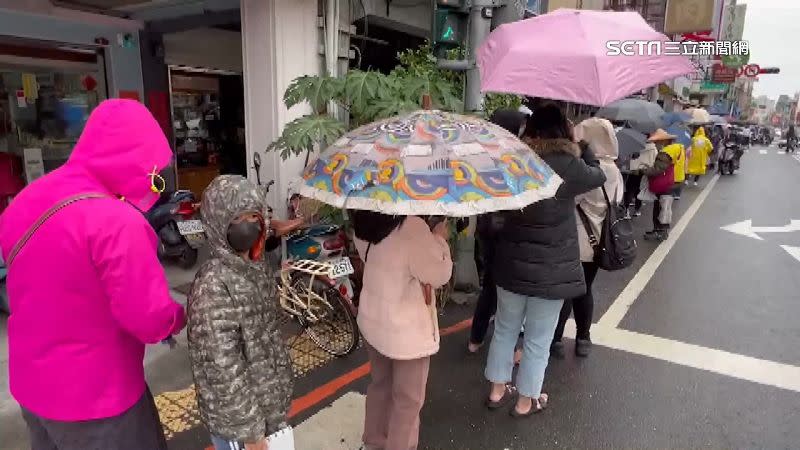 國華街的美食名店湧入大量排隊人潮。