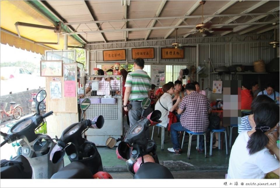 在地人狠推的正港小卷米粉！安平工業區小卷米粉 〈原國華街老店〉，不在鬧區依然人潮不減