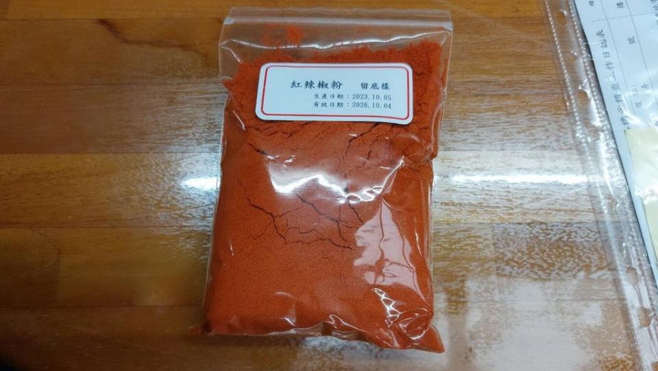 含致癌物蘇丹紅的中國大陸辣椒粉在全台流竄，引爆食安危機。圖為同批紅辣椒粉原料。（圖：新北市府衛生局提供）