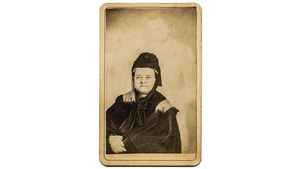 <div class="inline-image__caption"><p>Mary Todd Lincoln with A. Lincoln’s “Spirit,” 1872</p></div> <div class="inline-image__credit">Wiki Commons</div>