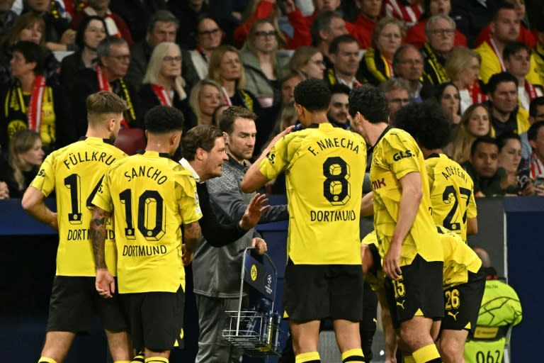 <a class="link " href="https://sports.yahoo.com/soccer/teams/dortmund/" data-i13n="sec:content-canvas;subsec:anchor_text;elm:context_link" data-ylk="slk:Borussia Dortmund;sec:content-canvas;subsec:anchor_text;elm:context_link;itc:0">Borussia Dortmund</a> coach Edin Terzic (3rd L) talks to his players during the first leg of their Champions League quarter-final against Atletico Madrid (JAVIER SORIANO)