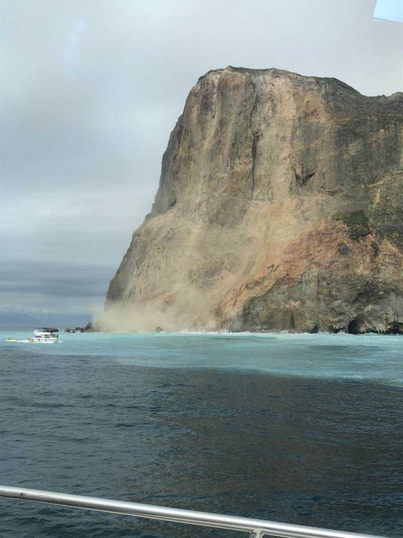 龜山島6日上午發生龜首崩塌現象，讓賞鯨船上當場目擊的遊客驚呼連連。（圖／「東洋銘珠號」提供／中國時報胡健森）