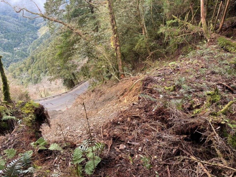 太平山２１～２３Ｋ路段十日起至至九月廿七日辦理邊坡及路面改善工程，進行交通管制。（羅東林管處提供）