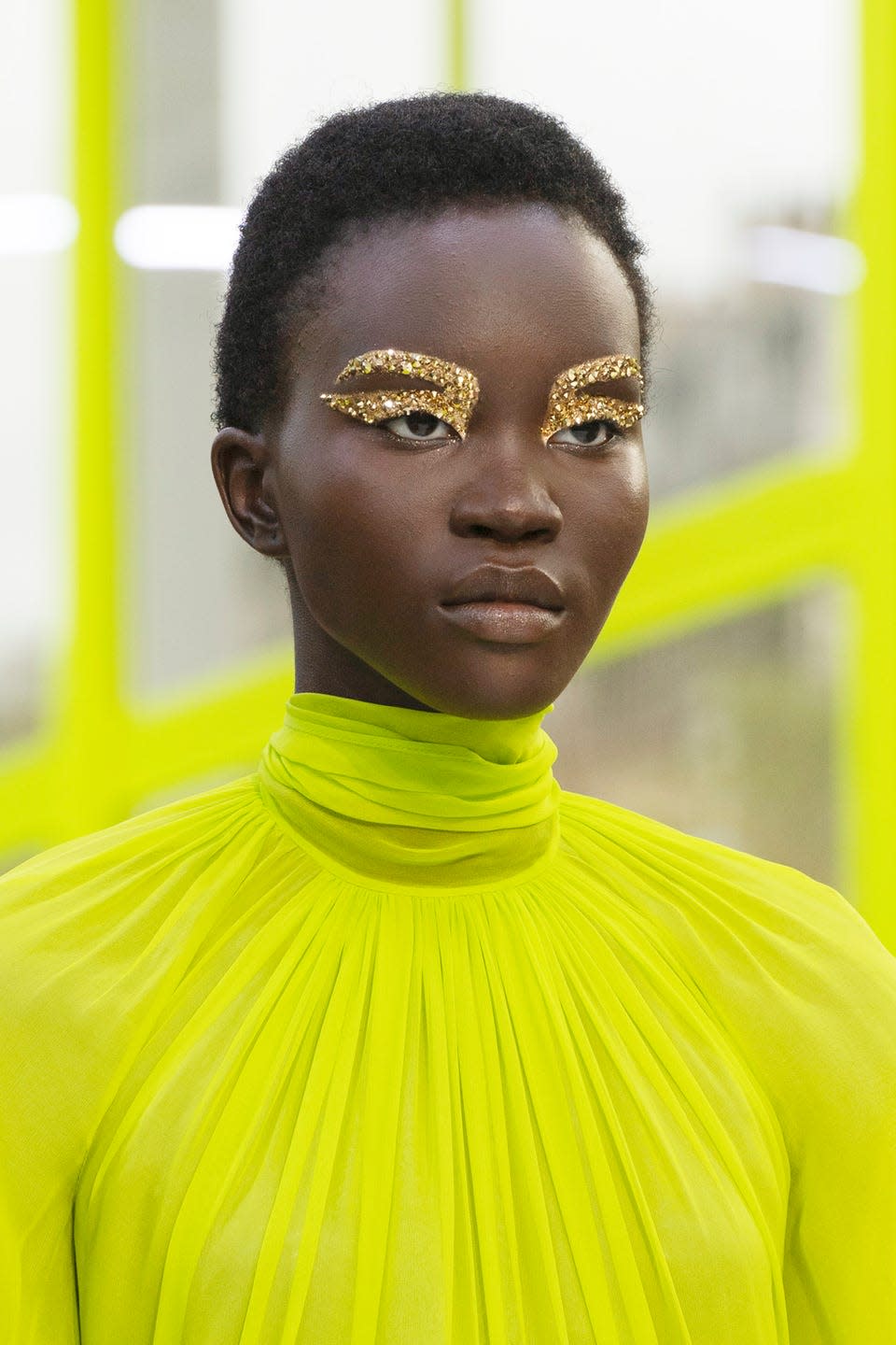 <p>Bring the gilding to your eyes and brows a la Valentino.</p>