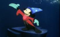 <p>Micky Maus spielte bei Disneys großen Leinwand-Erfolgen nur eine untergeordnete Rolle, kam 1940 aber auch zu einem großen Kino-Auftritt: In "Fantasia" war Micky Maus als Zauberlehrling zu sehen - ein kleines Stück Filmgeschichte. (Bild: Disney)</p> 