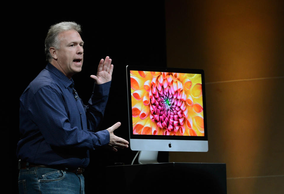 Dispone de cámara HD Facetime, 3 Terabytes de almacenamiento, procesador Intel Core i5 o i7, 4 puertos USB 3.0 y la nueva función "Apple Fusion Drive", que permite unir 128 GB de memoria Flash y los 3 TB en uno solo. El iMac de 21,5 pulgadas saldrá a la venta en noviembre por 1.299 dólares, mientras que el de 27 pulgadas costará unos 1.799 y estará en el mercado en diciembre de este año. (Photo by Kevork Djansezian/Getty Images)