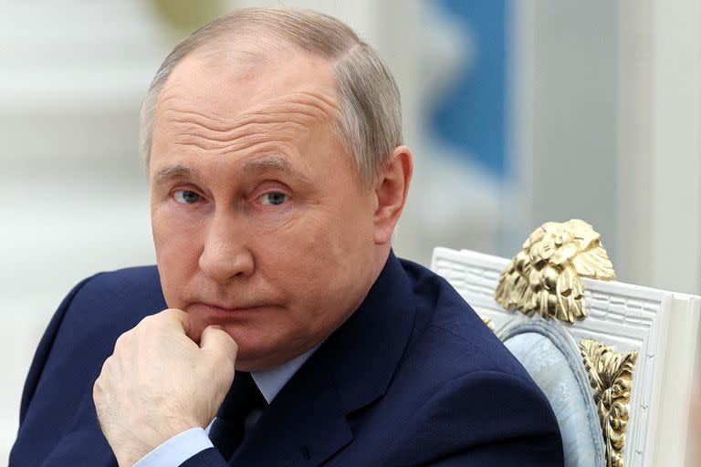 El presidente ruso Vladimir Putin escucha durante una reunión de la Junta de Supervisión de Rusia la Tierra de las Oportunidades en el Kremlin, en Moscú, Rusia, el 20 de abril de 2022.