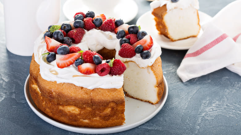 angel food cake with berries