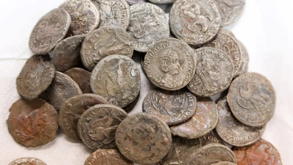 Las monedas romanas antiguas encontradas en un naufragio en el mar Mediterr&#xe1;neo se exhiben en los laboratorios de la Autoridad de Antig&#xfc;edades de Israel en Jerusal&#xe9;n (22 de diciembre de 2021)
