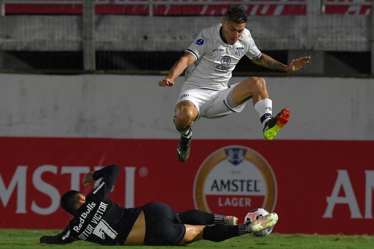 Carlos Auzqui salta la barrida de Artur; Talleres quedó un punto por arriba de Bragantino en la zona G.