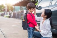 <p>Die Schule ist nicht weit weg und gut mit dem Fahrrad zu erreichen, trotzdem fahren Sie Ihr Kind jeden Tag mit dem Auto dort hin? Lassen Sie das besser: Indem Sie nicht ständig vor der Schule patrouillieren, senken Sie nicht nur das Unfall-Risiko für andere Kinder, die zu Fuß oder mit dem Fahrrad unterwegs sind, Sie zeigen Ihrem Kind auch, dass Sie ihm vertrauen und stärken damit sein Selbstbewusstsein. (Bild: iStock / Shutter2U)</p> 