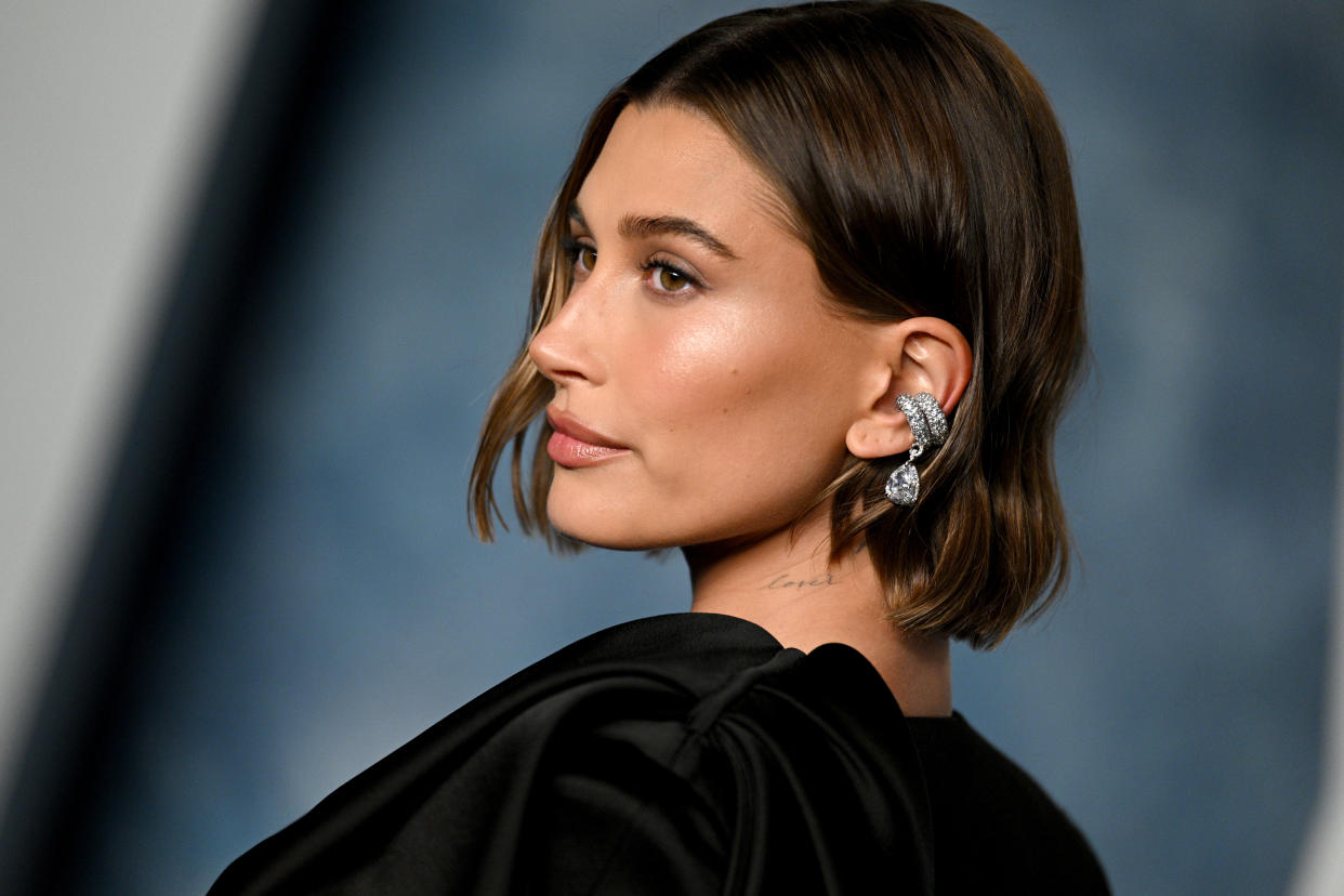 BEVERLY HILLS, CALIFORNIA - MARCH 12: Hailey Rhode Bieber with a bob attends the 2023 Vanity Fair Oscar Party Hosted By Radhika Jones at Wallis Annenberg Center for the Performing Arts on March 12, 2023 in Beverly Hills, California. (Photo by Lionel Hahn/Getty Images)