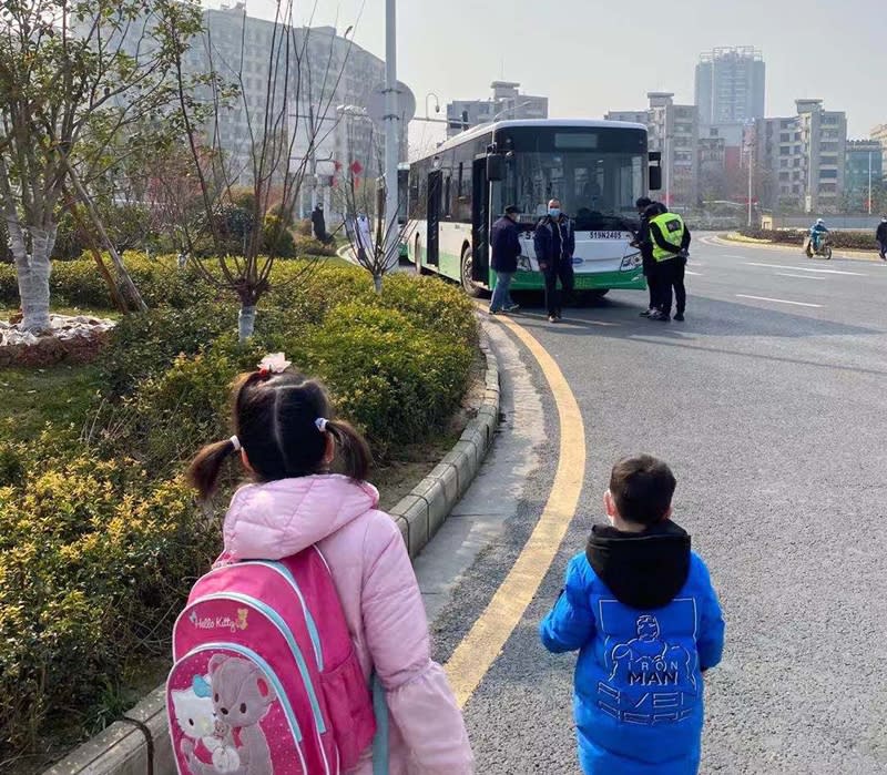 首批滯留武漢的200多名台人預計3日晚間搭機返台，一行人中午集結上車，準備前往機場。圖為2名首批返台的兒童。（台北家長會長協會提供）