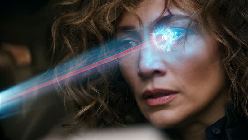 珍妮佛羅培茲在《異星戰境》和AI合體。（圖／Netflix提供）