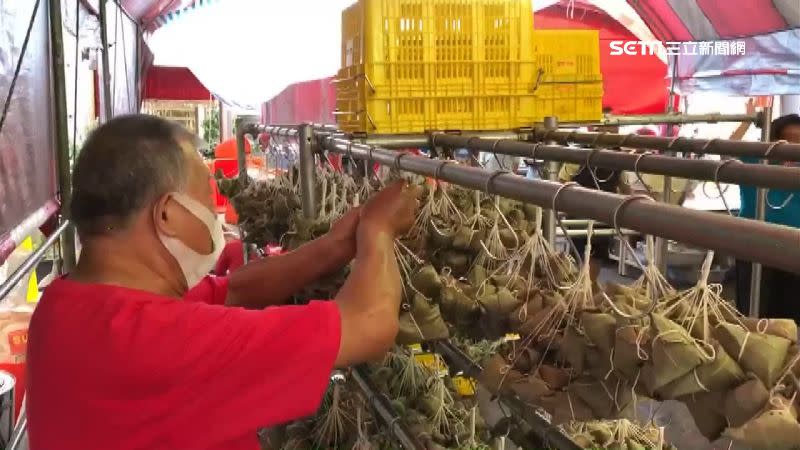 志工趕工準備餐食，為免費提供給轎班和信眾填飽肚子。