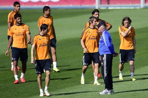 Los jugadores del Real Madrid se ejercitan a órdenes del técnico italiano Carlo Ancelotti durante un entrenamiento el 15 de abril de 2014 en Madrid (AFP | Javier Soriano)