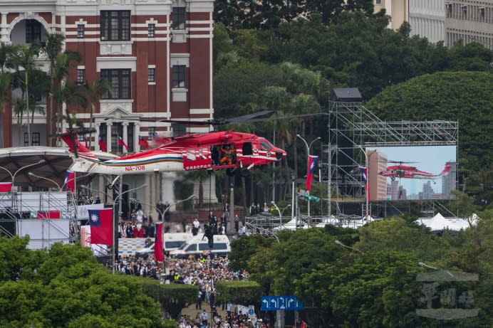 內政部空勤總隊黑鷹直升機搭載警政署維安特勤隊員進行操演。（軍聞社記者郭家良攝）