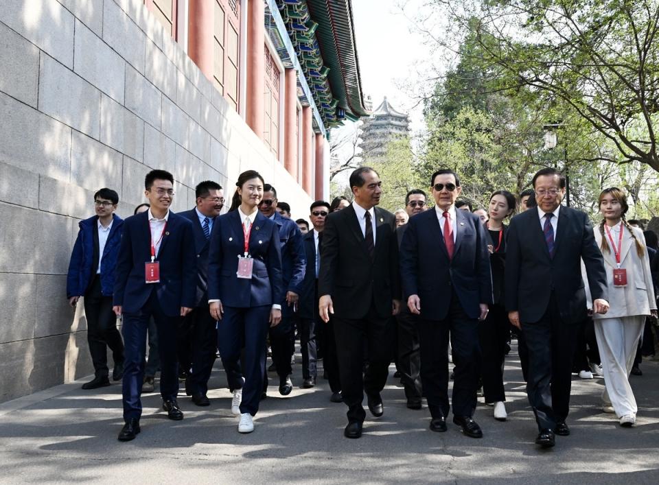 前總統馬英九9日下午率「大九學堂」學生，與北京大學師生交流。   圖：馬英九基金會提供