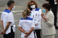 <p>Roselyne Bachelot s'entretient avec des soignants invités pour le défilé du 14-Juillet.</p>