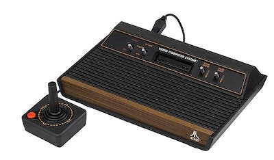 L’Atari 2600 originale. <a href="https://commons.wikimedia.org/wiki/File:Atari-2600-Wood-4Sw-Set.jpg" rel="nofollow noopener" target="_blank" data-ylk="slk:Wikimedia;elm:context_link;itc:0;sec:content-canvas" class="link ">Wikimedia</a>