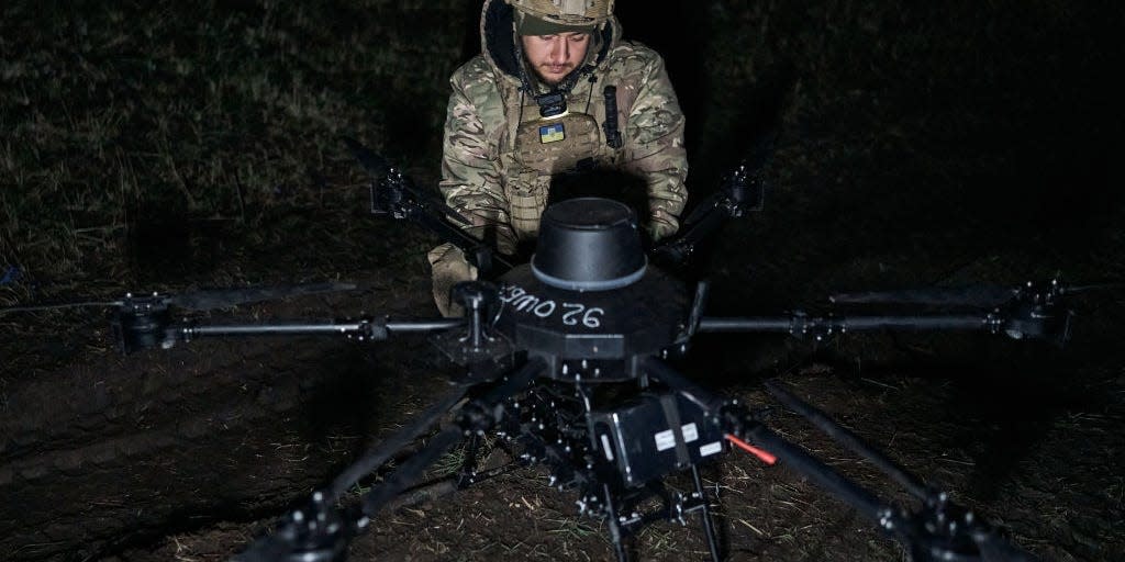 Ein Soldat des ukrainischen Militärs bereitet im November in Bachmut in der Ukraine eine Drohne für den Flug vor. - Copyright: Kostya Liberov/Libkos via Getty Images