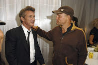 Sean Penn entretient avec l'acteur Woody Harrelson une amitié parfois mise à rude épreuve. En 1998, alors qu'il se trouvait dans un commissariat, un homme armé a pris le comédien en otage en se servant de lui comme bouclier humain. Une situation angoissante qui n'a pris fin que lorsque Sean Penn est sorti du commissariat avec son agresseur pour constater qu'à l'extérieur… une caméra l'attendait. Il s'agissait en effet d'une bonne blague organisée par Harrelson contre lequel il se vengera quelques temps plus tard en le plantant un beau jour sur la route après lui avoir fait croire à une panne d'essence ! (Crédit photo: George Pimentel/Wireimage)