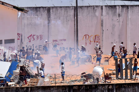 Inmates are seen during an uprising at Alcacuz prison in Natal, Rio Grande do Norte state, Brazil, January 19, 2017. REUTERS/Josemar Goncalves