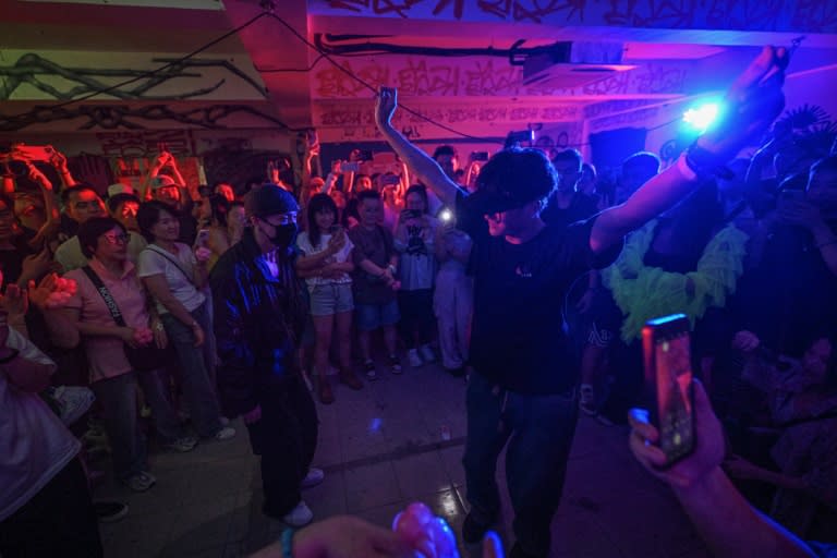 Una mujer sorda (D) baila frente al rapero chino Zhang Yixin durante una fiesta en una discoteca de Shanghái, el 29 de junio de 2024 (Jade GAO)