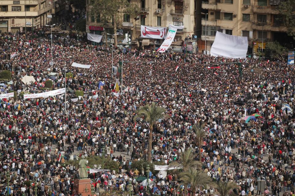 Anti-Government Protesters Clash With Pro-Mubarak Demonstrators